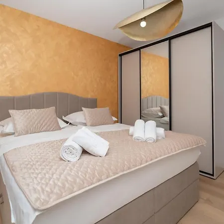 Penthouse Golden View With Private Jacuzzi And 100m2 Terrace - Exklusiv